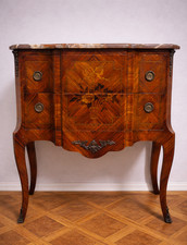 Commode sauteuse de style