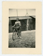 PHOTO SNAPSHOT, 1952 ou 53  jeune femme avec un vélo ancien basket combi short