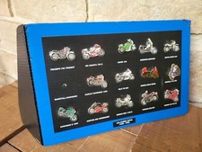 PRÉSENTOIR LOT DE PIN'S MOTO LES ANNÉES JAPON (1968-1980) HONDA SUZUKI NORTON