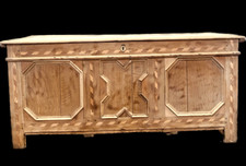 coffre en chêne filet de marquèterie sculptée bois chêne massif . XVIII siècle .