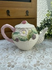 Théière en Barbotine Signée