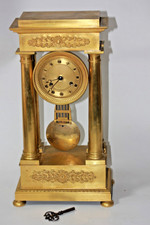 Pendule portique en bronze doré décor de palmettes