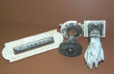 -HEURTOIR MAIN POIGNEE et ENTREE de BOITES AUX LETTRES FONTE XIXe PORTE ANCIENNE