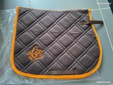 UN TAPIS DE SELLE DE CHEVAL