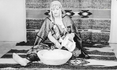 Bedouine preparant un - c, "