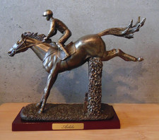 Statuette cheval de course en résine collection éditions Atlas