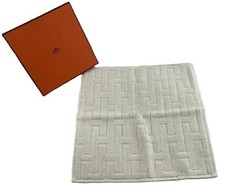 Hermes Tag Carre serviette escalier boîte ouverte à la main / jamais utilisée