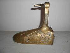 Ancien fer à repasser en bronze à décor de Griffon