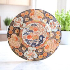 Japon. Plat en porcelaine à décor Imari de fleurs dans des réserves, XVIIIe 