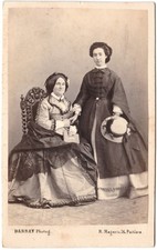 Mère et fille en robe à
