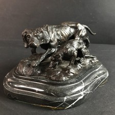 Sculpture chienne son petit - chienne,