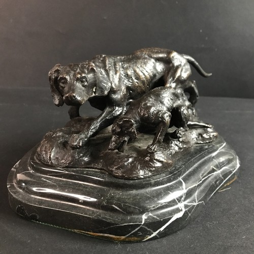 Sculpture chienne son petit - et,