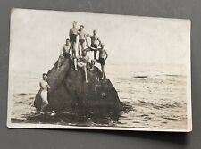 CARTE PHOTO ancienne  Hommes torse nu rocher mer gay Shirtless men Hombre Uomo