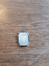 Médaille ancienne or blanc 18 carats vierge nacre et perles communion baptême