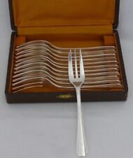 Christofle modèle Boréal, Art Déco, 12 fourchettes à gâteaux en métal argenté.