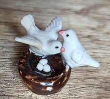 Figurine Miniature en Porcelaine COUPLE de  COLOMBES sur NID Oiseaux Bird Doves