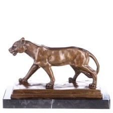 Antique Sculpture Lionne en bronze Sur un marbre noir Signée
