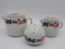5 PIECES EN PORCELAINE DE