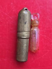 Ancien mini flacon de parfum à Sel et son etui en laiton Pendatif de collection