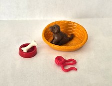 CHIEN MARRON DANS PANIER