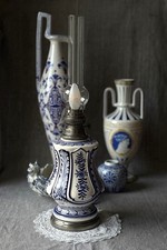 Lampe ancienne électrifiée en faïence bleue et blanche monture etain 95%