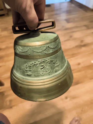 Ancienne grosse cloche - grosse,