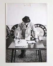 Homme bistrot chapeau table -