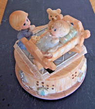 BOITE A MUSIQUE Petit Garçon et Ourson en Adoration devant un Bébé en Berceau