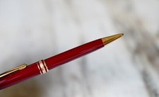 TRES BEAU  STYLO BILLE MONTBLANC MEISTERSTÜCK RESINE BORDEAUX & PL. OR 18 CARATS