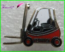 Pin's Chariot Elevateur un FENWICK Couleur Rouge #1229