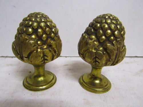 Ensemble pommes de pins - de,