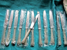 12 couteaux de table en métal argenté Saint Medard modèle Mozart
