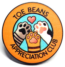 Badge épingle chat orteil