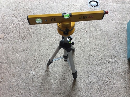 Niveau laser sur - , trepier