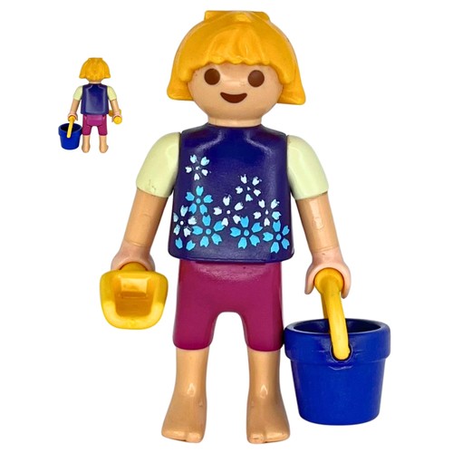 Playmobil figurine fille seau