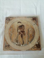 GREBER BEAUVAIS, CARREAU EN GRÈS, FACE ÉMAILLÉE REPRÉSENTANT UN VIGNERON