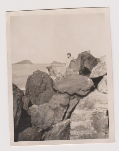 Photo ancienne femme rochers - photo,