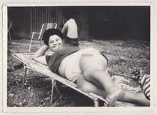 Jolie jeune femme courbée