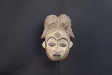 Masque africain Punu en bois kaoliné du Gabon, visage féminin a coiffe tressé