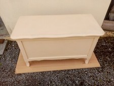 COFFRE A JOUETS  SUR PIEDS  A COUVERCLE VINTAGE EN BOIS PIN MASSIF   1980