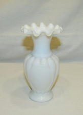 PETIT VASE SOLIFLORE ANCIEN OPALINE BLANCHE