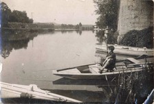 ANCIENNE PHOTOGRAPHIE JEUNE GARCON PÊCHE DEPUIS UN CANOE