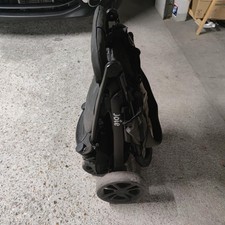 Poussette trio Joie en très bon état (pousette, cosy avec siège auto et nacelle)