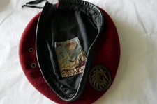 béret militaire parachutiste amarante avec insigne romainville époque algérie