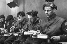 WW2 - Photo - Repas des Canadiens en mer le 5 juin 1944