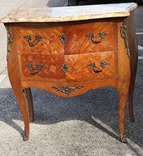 Commode de style louis xv, marqueterie et bronzes.