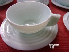 6 tasses et sous tasses en opaline années 50
