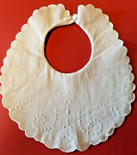 Bavoir bébé ancien en piqué de coton blanc brodé et festonné (10)