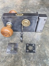 Ancienne serrure de porte en applique estampillée MD