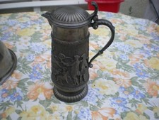 une chope pichet en étain décoré en décor de chasse marquer  REW 95pc ZINN